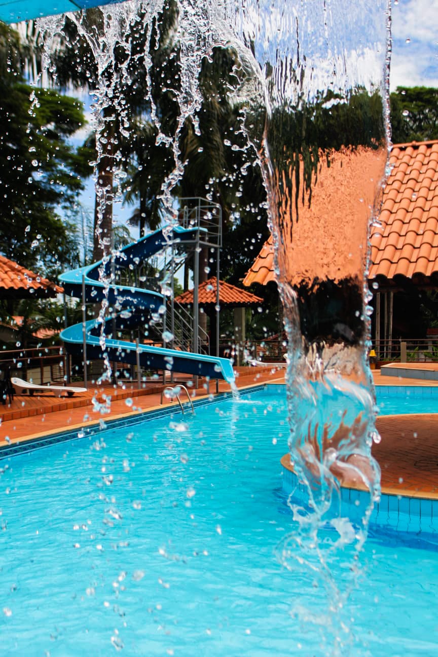Piscina com tobogã